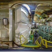 salle des machines panorama 360 13/08/2018 - Vue panoramique 360° - Le moteur de 11 000 chevaux dégage chaleur et bruit infernaux. PS : notez la taille d'un seul piston pendu au crochet. More...